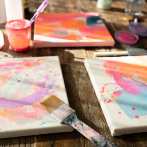 Abstrakte Acrylmalerei auf roher Leinwand – mit Mixed Media Elementen