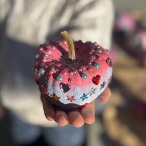 Bemalter und glitzernder Kürbis
