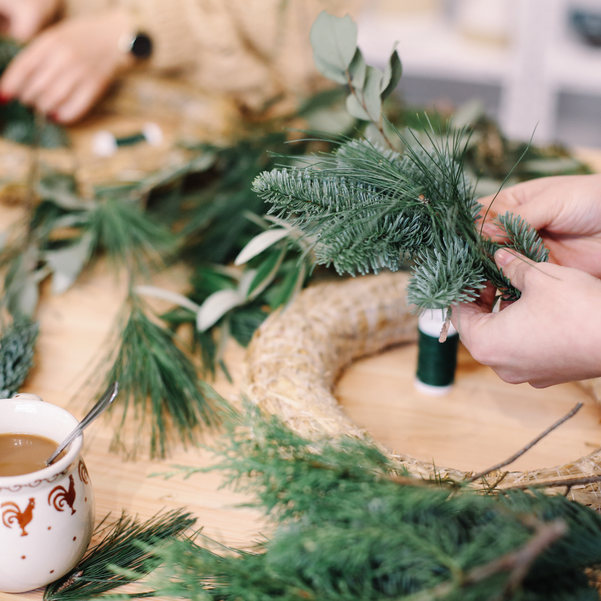 Adventskranz aus Tannengrün selbst binden auf einem Holztisch