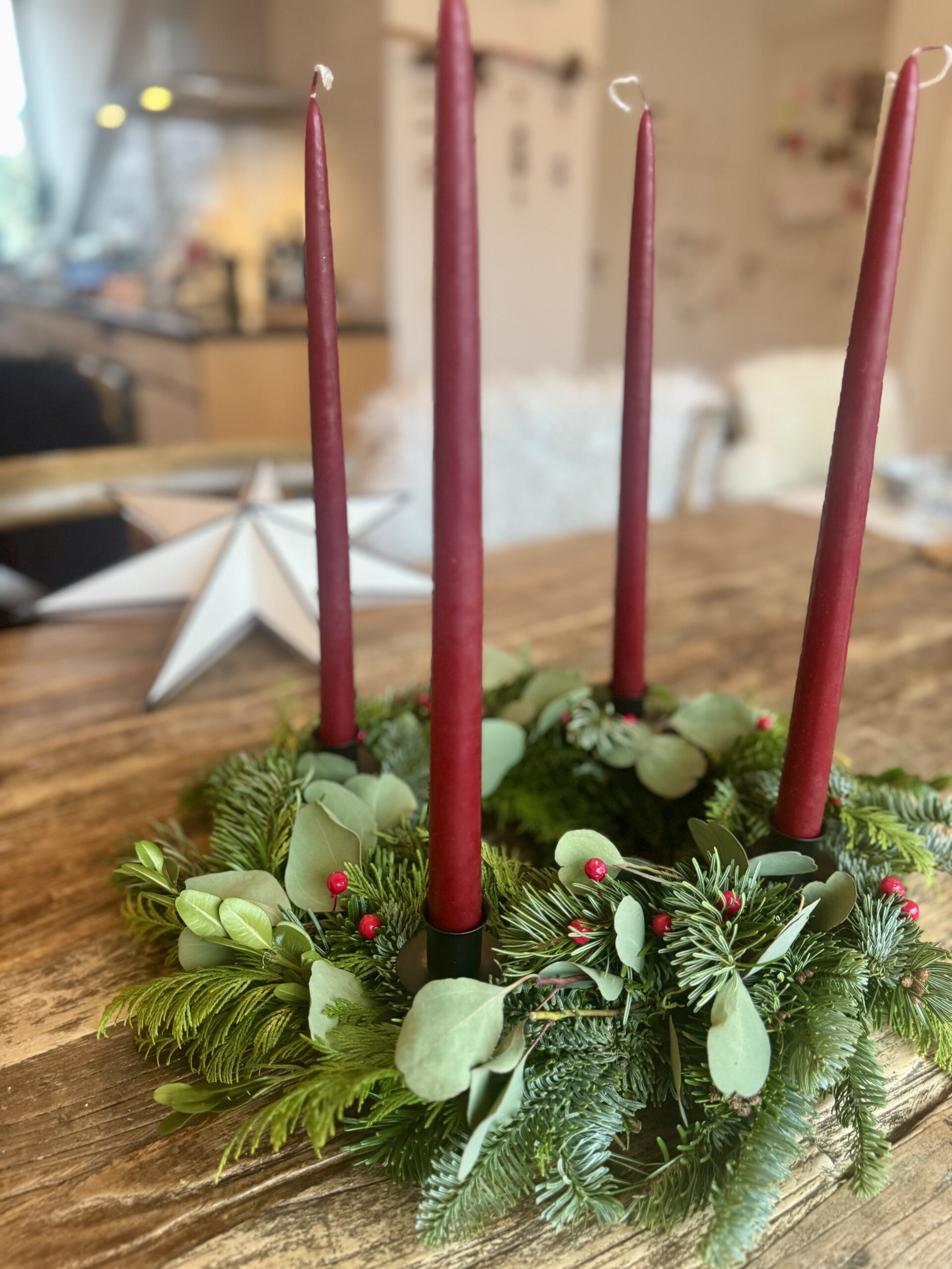 Selbstgebundener Adventskranz mit vier roten Stabkerzen