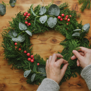 Fertiger Adventskranz mit Eukalyptus, Tannengrün und roten Beeren